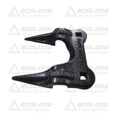 DEDO DUPLO SUPERIOR COLHEITADEIRA - NEW HOLLAND 823269 — Dedo Duplo Superior Apertador da Navalha com Furo de 8 mm para Plataformas de Corte New Holland 72C / 74C / 73C / 740CF / 880CF / 840CD